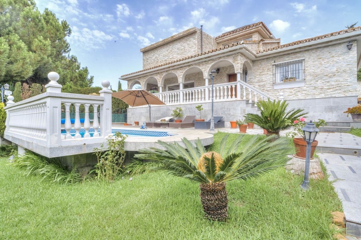 4 bedroom Villa for sale in Carib Playa with pool garage - € 1,250,000 (Ref: 9541772)