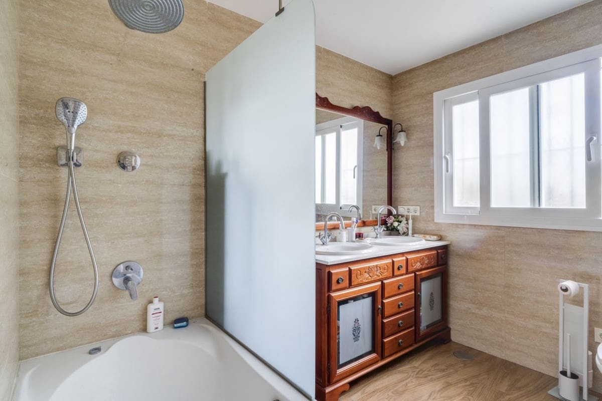 4 soveværelse Villa til salg i Carib Playa med swimmingpool garage - € 1.250.000 (Ref: 9541772)