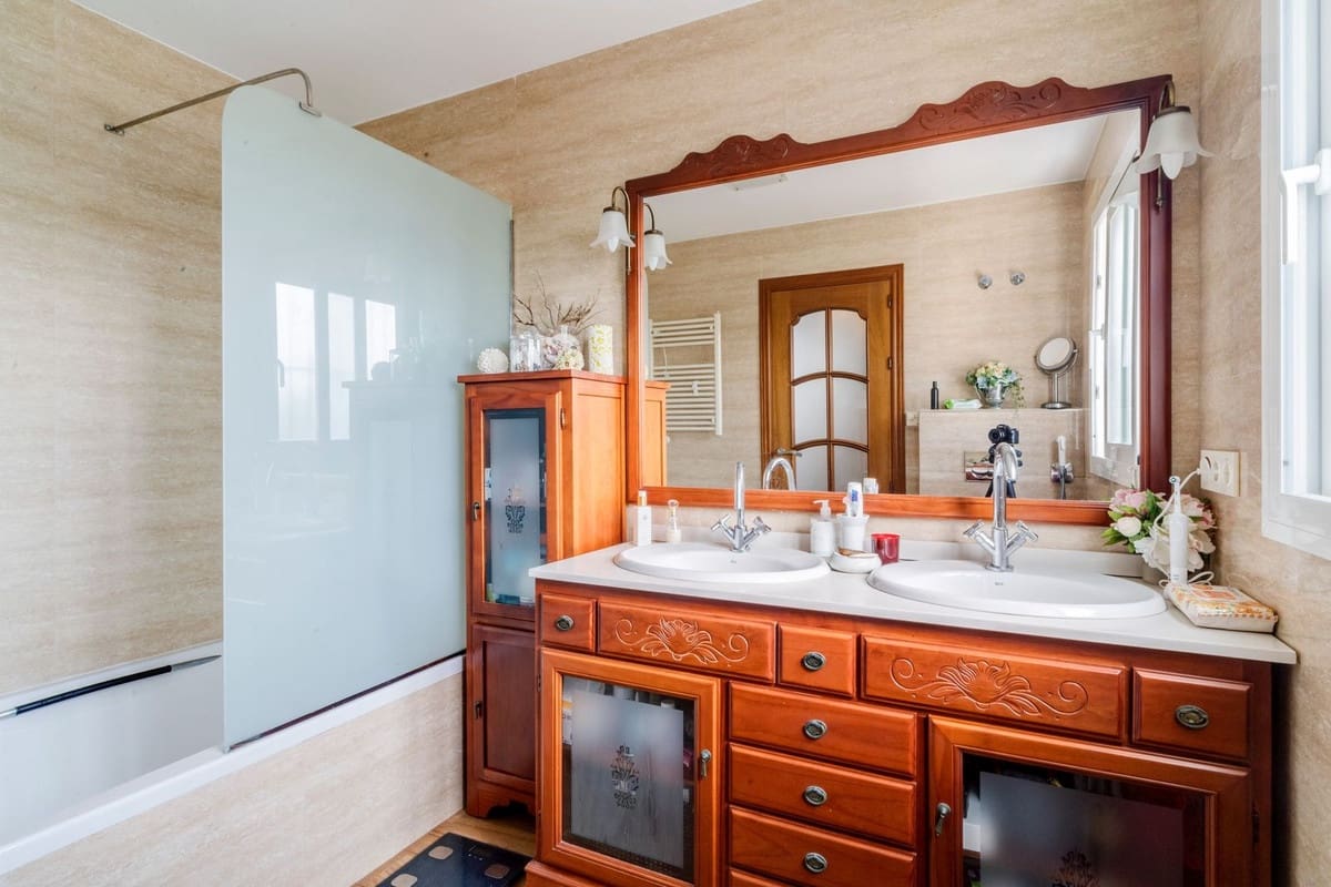 4 soveværelse Villa til salg i Carib Playa med swimmingpool garage - € 1.250.000 (Ref: 9541772)