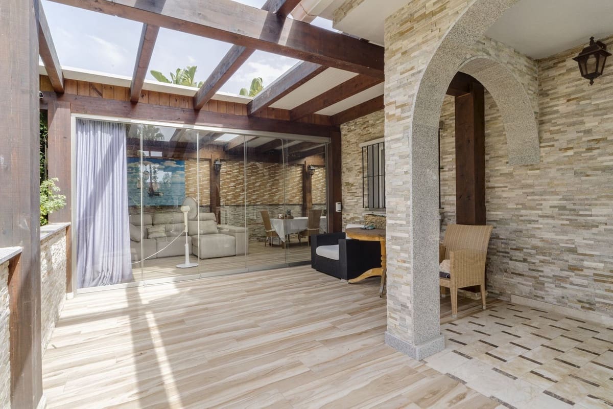 4 soveværelse Villa til salg i Carib Playa med swimmingpool garage - € 1.250.000 (Ref: 9541772)