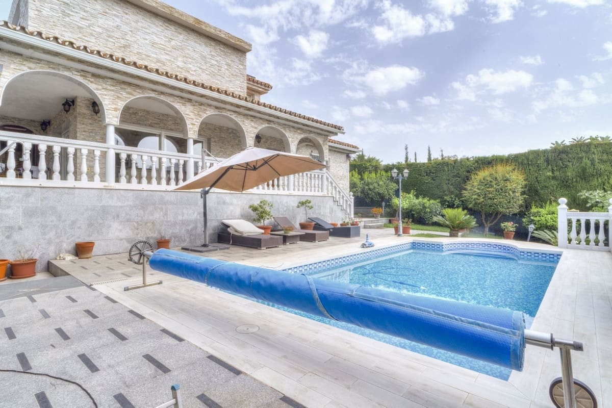 4 soveværelse Villa til salg i Carib Playa med swimmingpool garage - € 1.250.000 (Ref: 9541772)