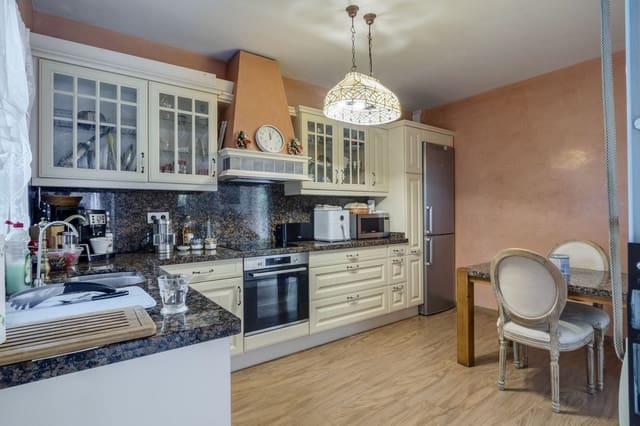 Chalet de 4 habitaciones en Carib Playa, Marbella en venta con piscina garaje - 1.250.000 € (Ref: 9541772)