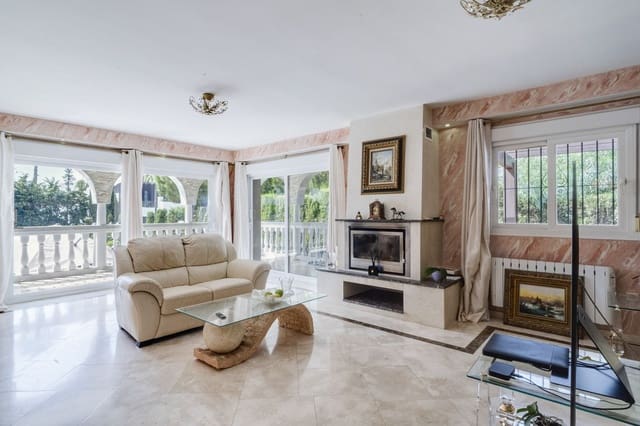 Chalet de 4 habitaciones en Carib Playa, Marbella en venta con piscina garaje - 1.250.000 € (Ref: 9541772)