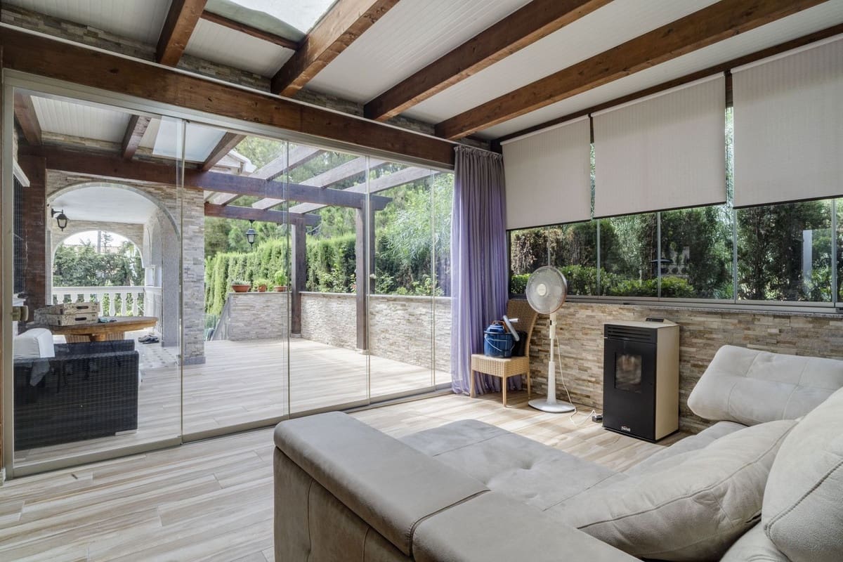 4 bedroom Villa for sale in Carib Playa with pool garage - € 1,250,000 (Ref: 9541772)