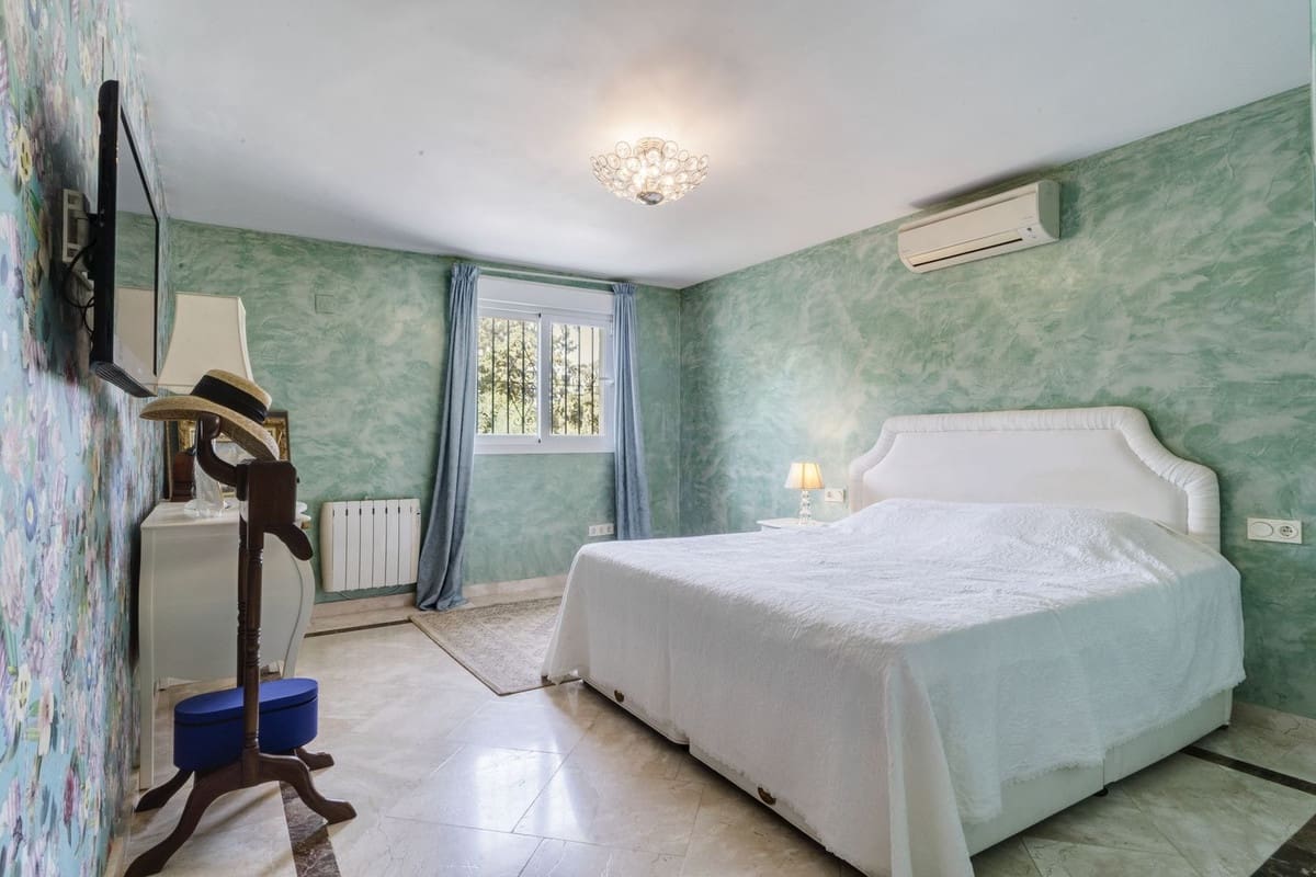 4 bedroom Villa for sale in Carib Playa with pool garage - € 1,250,000 (Ref: 9541772)