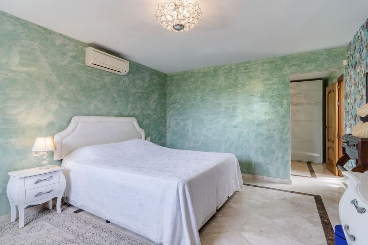 4 bedroom Villa for sale in Carib Playa with pool garage - € 1,250,000 (Ref: 9541772)