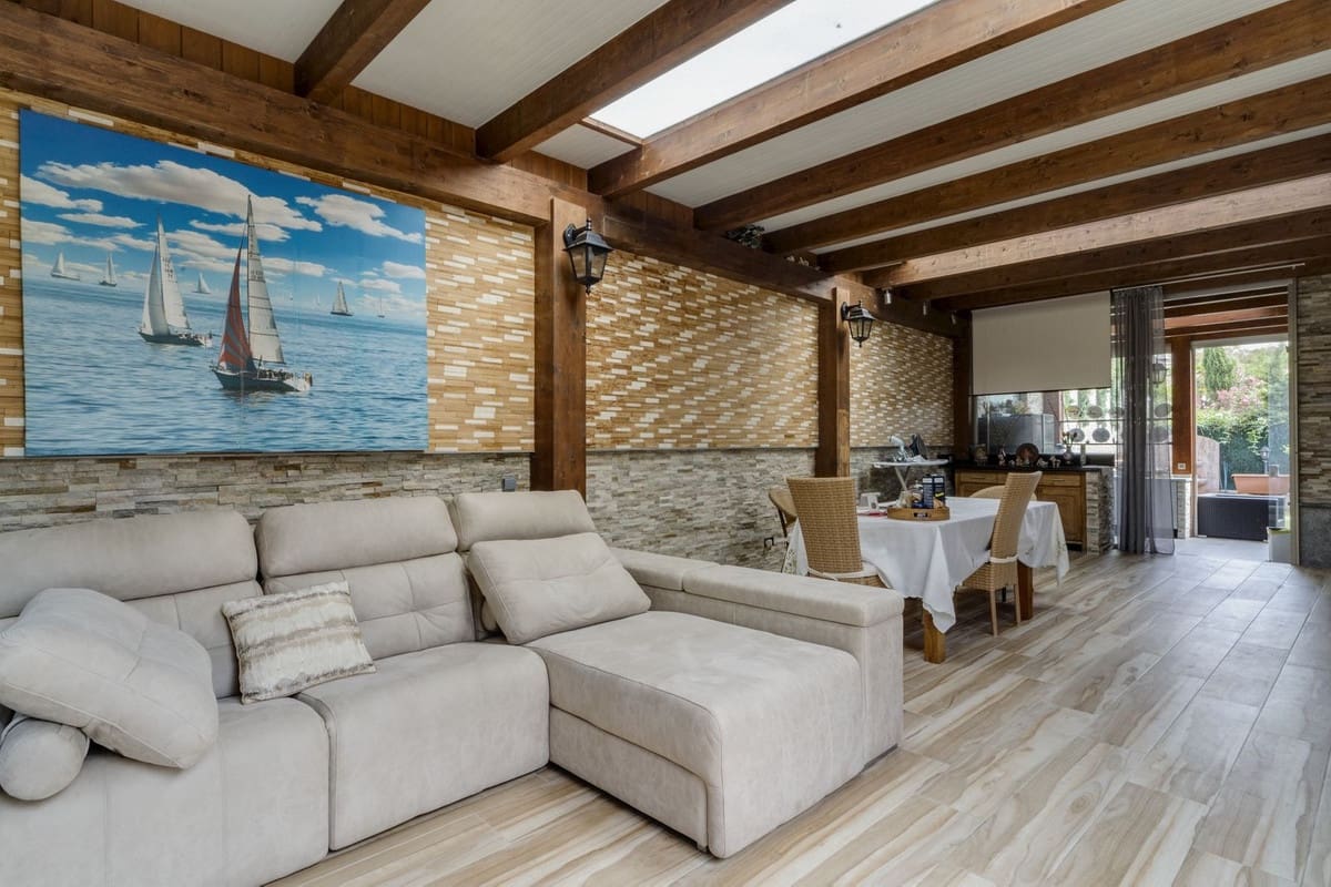 4 bedroom Villa for sale in Carib Playa with pool garage - € 1,250,000 (Ref: 9541772)