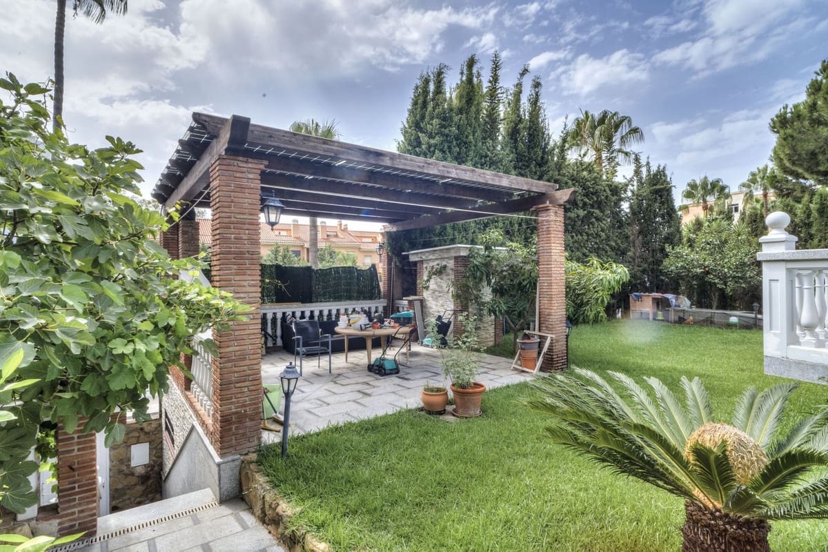 4 bedroom Villa for sale in Carib Playa with pool garage - € 1,250,000 (Ref: 9541772)