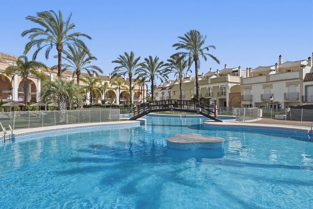 3 soveværelse Byhus til salg i Bahia de Marbella med swimmingpool garage - € 1.150.000 (Ref: 9541774)