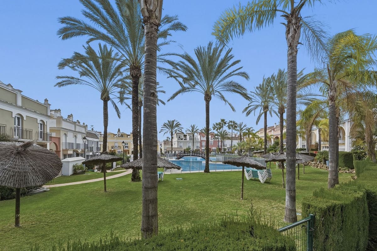 3 soveværelse Byhus til salg i Bahia de Marbella med swimmingpool garage - € 1.150.000 (Ref: 9541774)