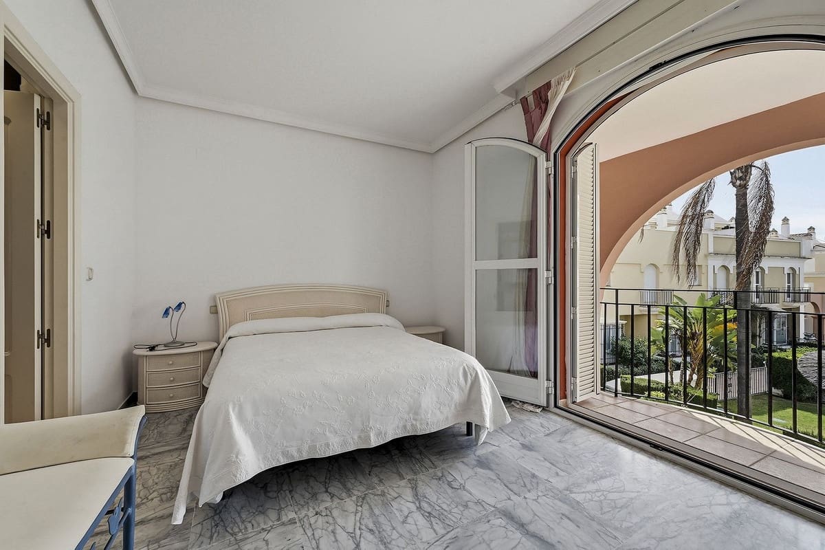 3 soveværelse Byhus til salg i Bahia de Marbella med swimmingpool garage - € 1.150.000 (Ref: 9541774)