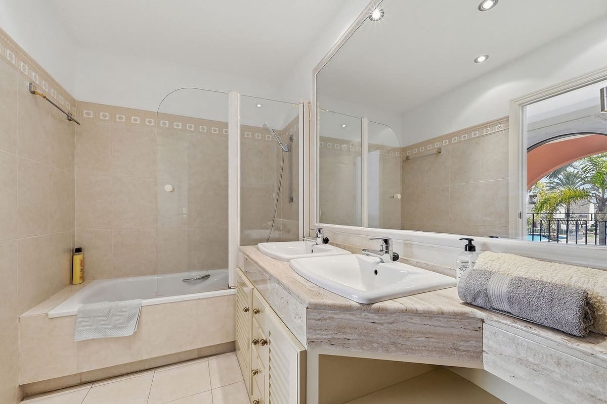 3 soveværelse Byhus til salg i Bahia de Marbella med swimmingpool garage - € 1.150.000 (Ref: 9541774)