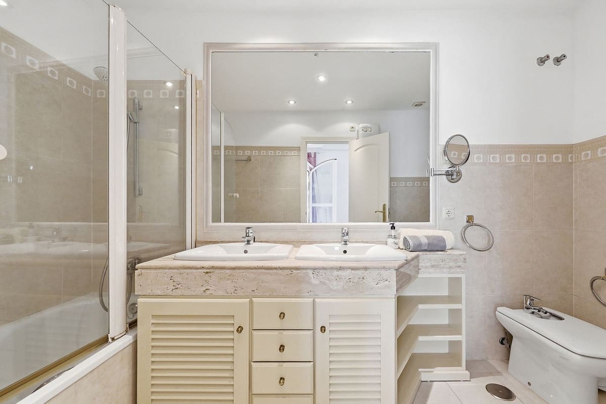3 soveværelse Byhus til salg i Bahia de Marbella med swimmingpool garage - € 1.150.000 (Ref: 9541774)
