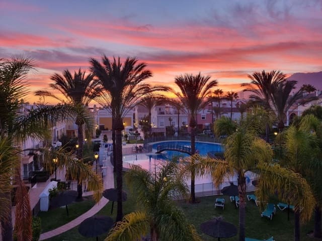 3 makuuhuone Omakotitalo myytävänä paikassa Bahía de Marbella, Marbella mukana uima-altaan 
autotalli - 1 150 000 € (Ref: 9541774)