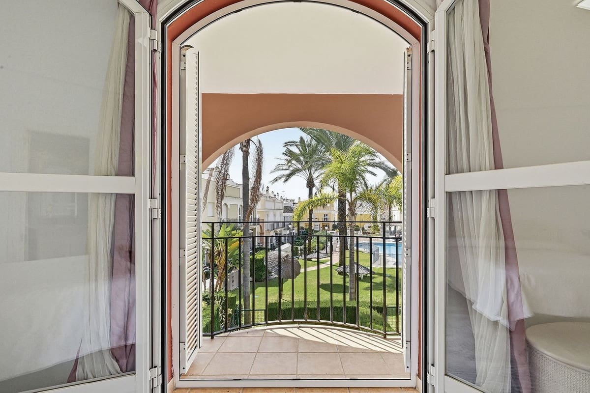 3 soveværelse Byhus til salg i Bahia de Marbella med swimmingpool garage - € 1.150.000 (Ref: 9541774)