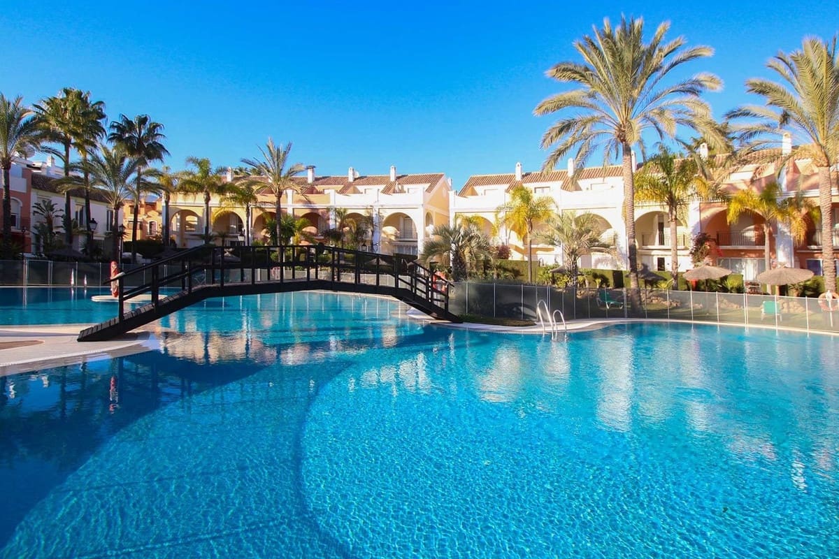 3 soveværelse Byhus til salg i Bahia de Marbella med swimmingpool garage - € 1.150.000 (Ref: 9541774)