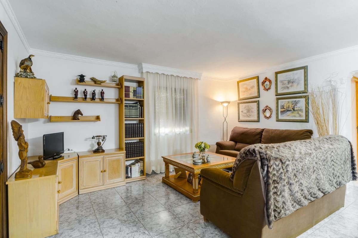 3 bedroom Villa for sale in Las Chapas with pool - € 970,000 (Ref: 9541775)