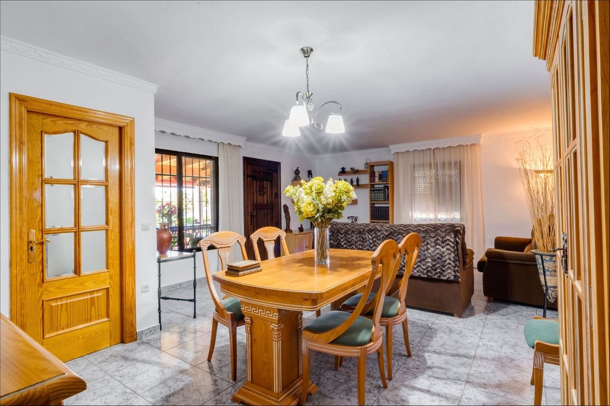 3 bedroom Villa for sale in Las Chapas with pool - € 970,000 (Ref: 9541775)