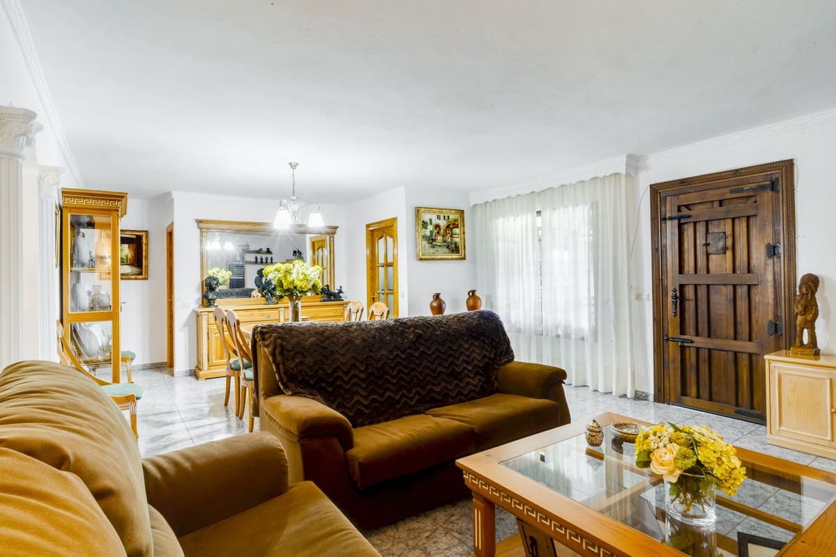 3 bedroom Villa for sale in Las Chapas with pool - € 970,000 (Ref: 9541775)