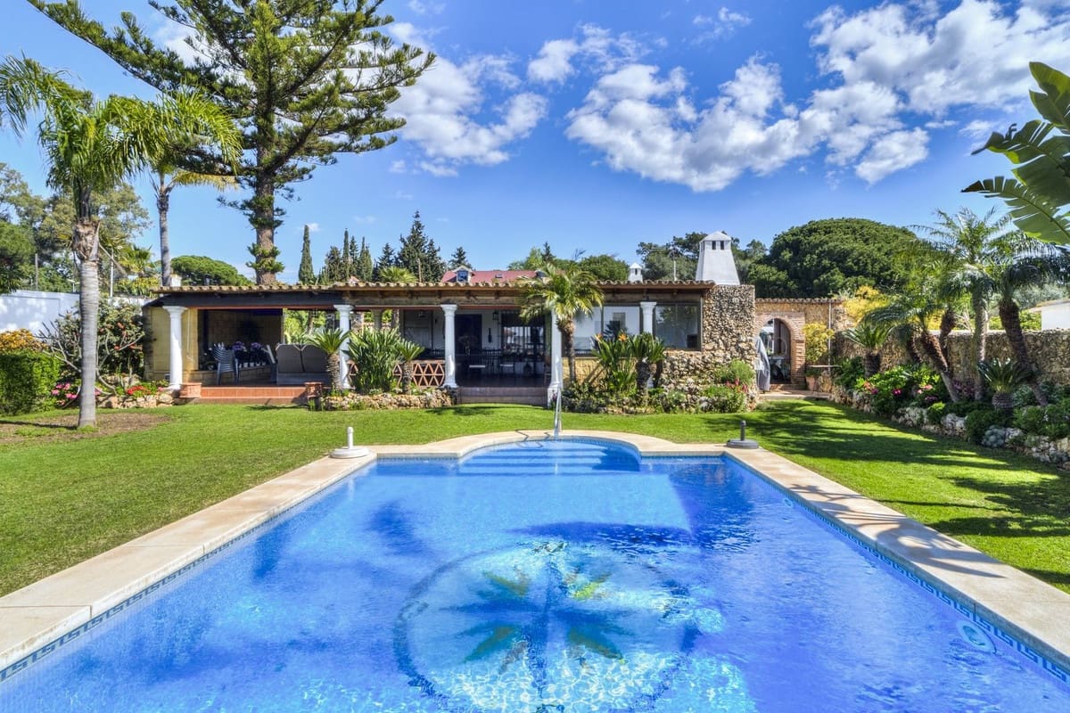 3 bedroom Villa for sale in Las Chapas with pool - € 970,000 (Ref: 9541775)