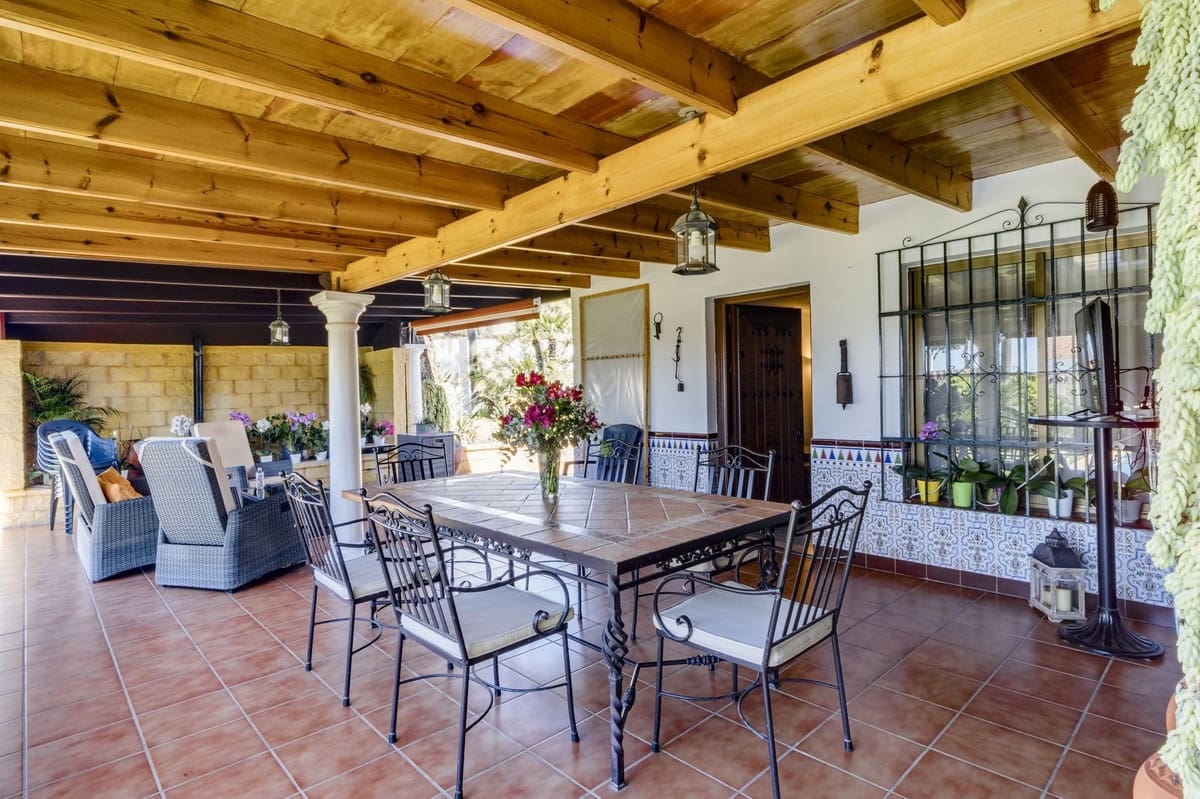 3 bedroom Villa for sale in Las Chapas with pool - € 970,000 (Ref: 9541775)