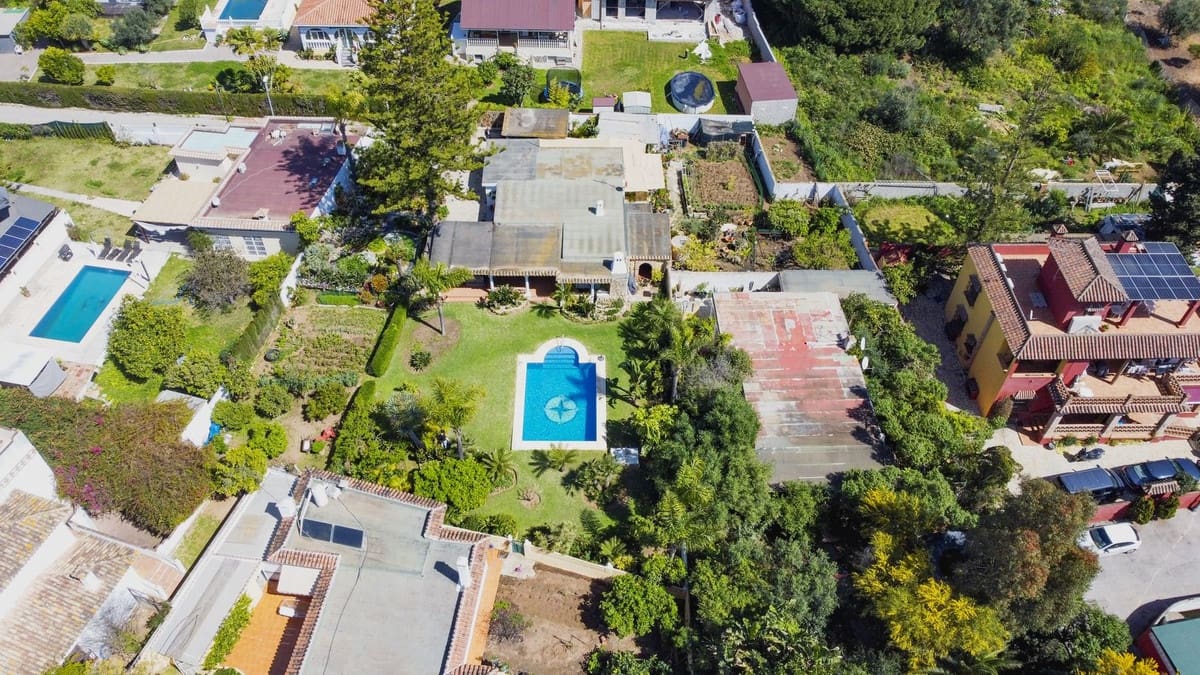 3 bedroom Villa for sale in Las Chapas with pool - € 970,000 (Ref: 9541775)