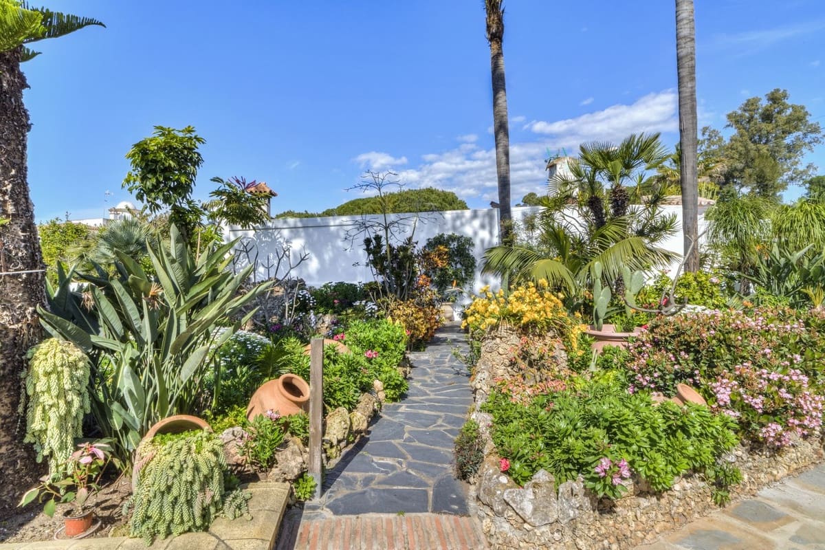 3 bedroom Villa for sale in Las Chapas with pool - € 970,000 (Ref: 9541775)