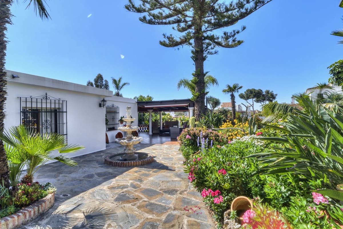 3 bedroom Villa for sale in Las Chapas with pool - € 970,000 (Ref: 9541775)