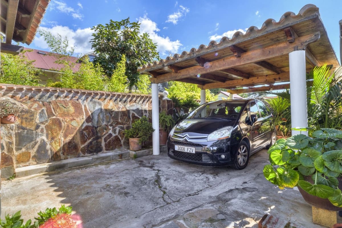 3 bedroom Villa for sale in Las Chapas with pool - € 970,000 (Ref: 9541775)