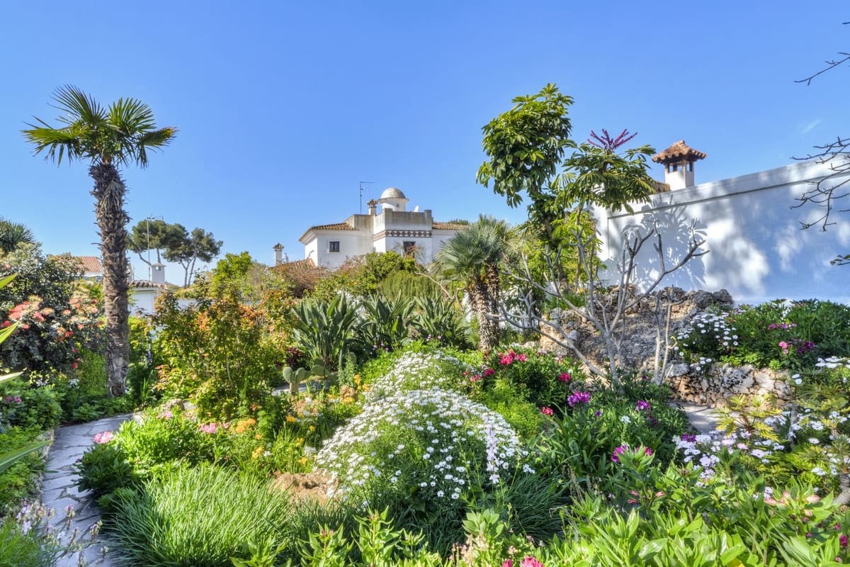 3 bedroom Villa for sale in Las Chapas with pool - € 970,000 (Ref: 9541775)