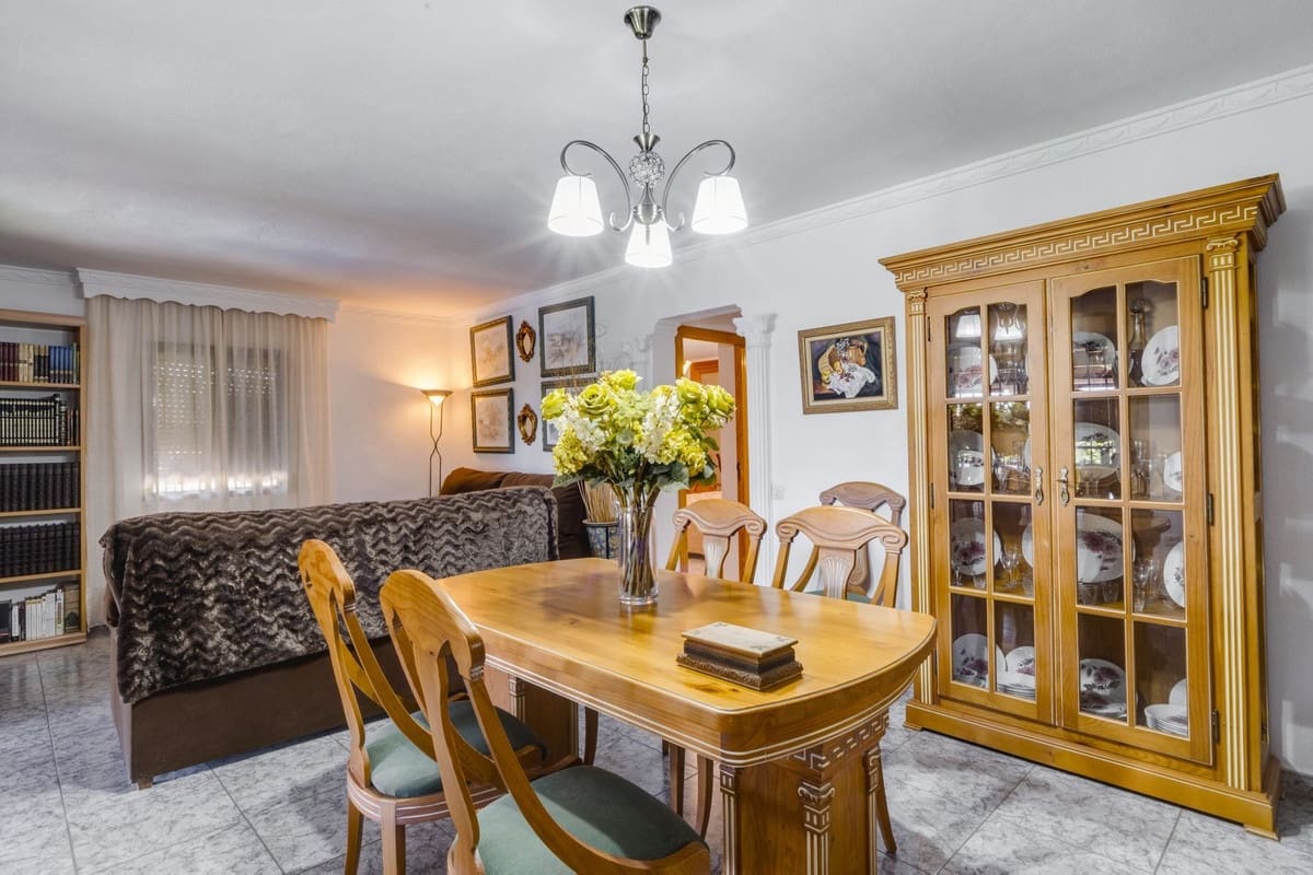 Chalet de 3 habitaciones en Las Chapas en venta con piscina - 970.000 € (Ref: 9541775)