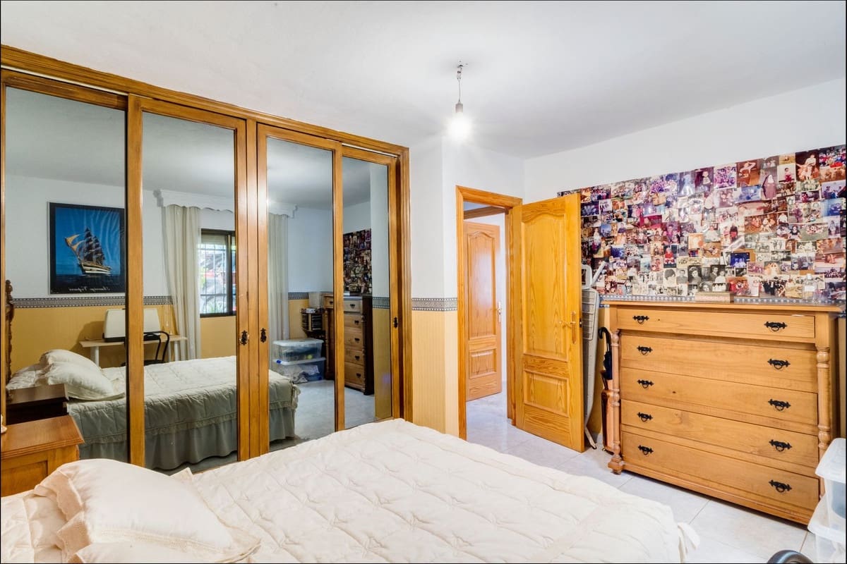 Chalet de 3 habitaciones en Las Chapas en venta con piscina - 970.000 € (Ref: 9541775)