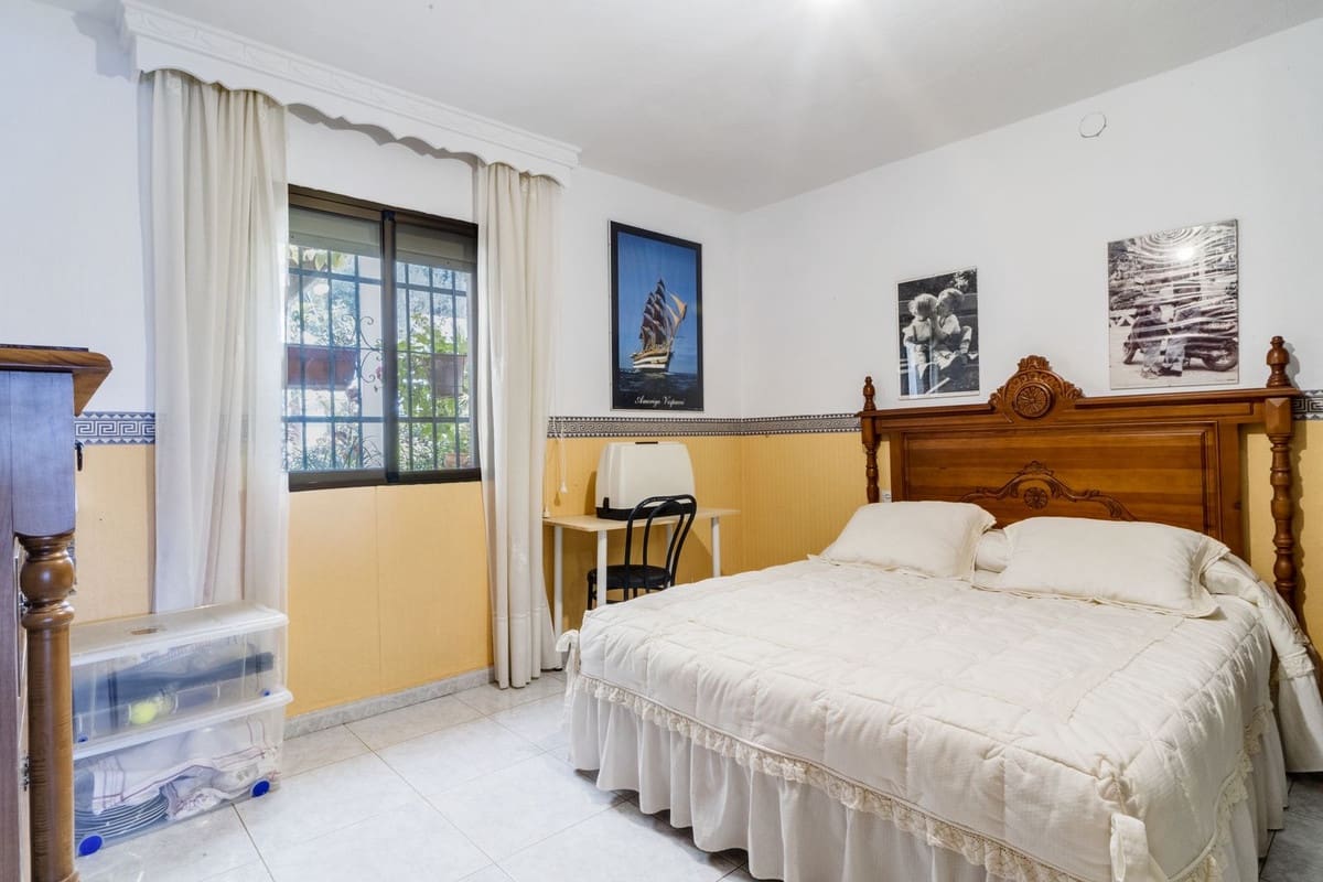 Chalet de 3 habitaciones en Las Chapas en venta con piscina - 970.000 € (Ref: 9541775)