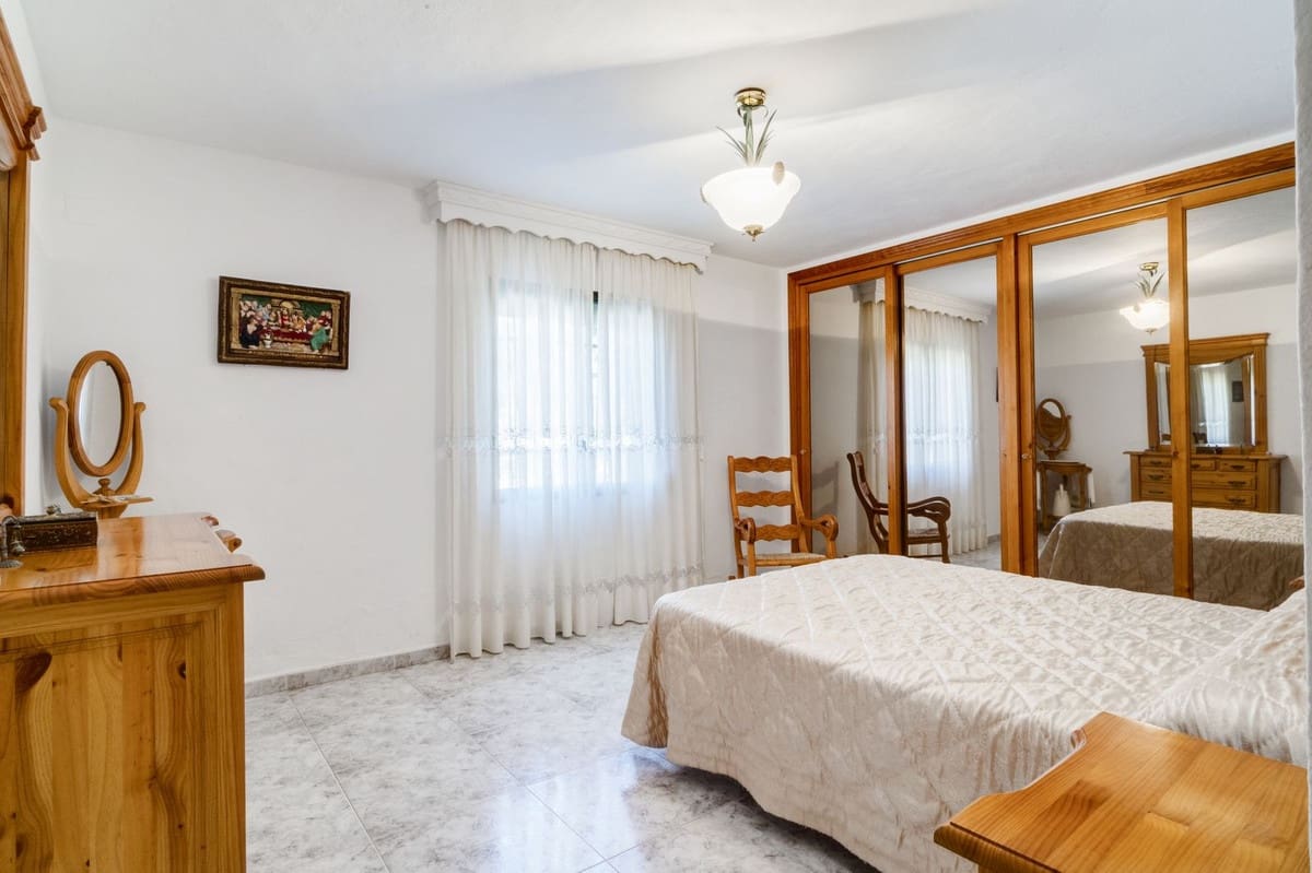 Chalet de 3 habitaciones en Las Chapas en venta con piscina - 970.000 € (Ref: 9541775)