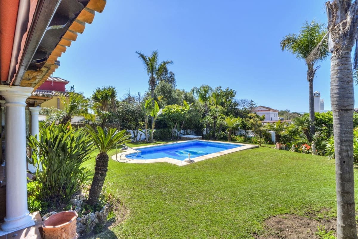 Chalet de 3 habitaciones en Las Chapas en venta con piscina - 970.000 € (Ref: 9541775)