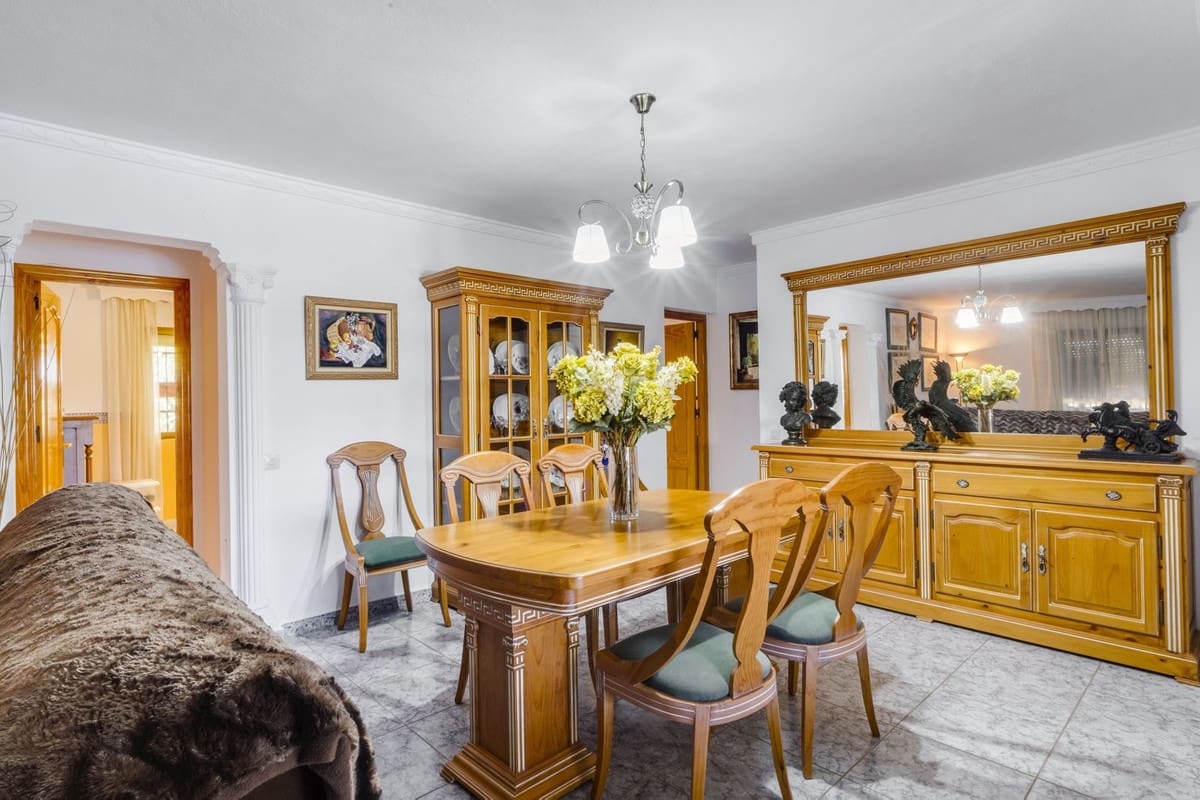 Chalet de 3 habitaciones en Las Chapas en venta con piscina - 970.000 € (Ref: 9541775)