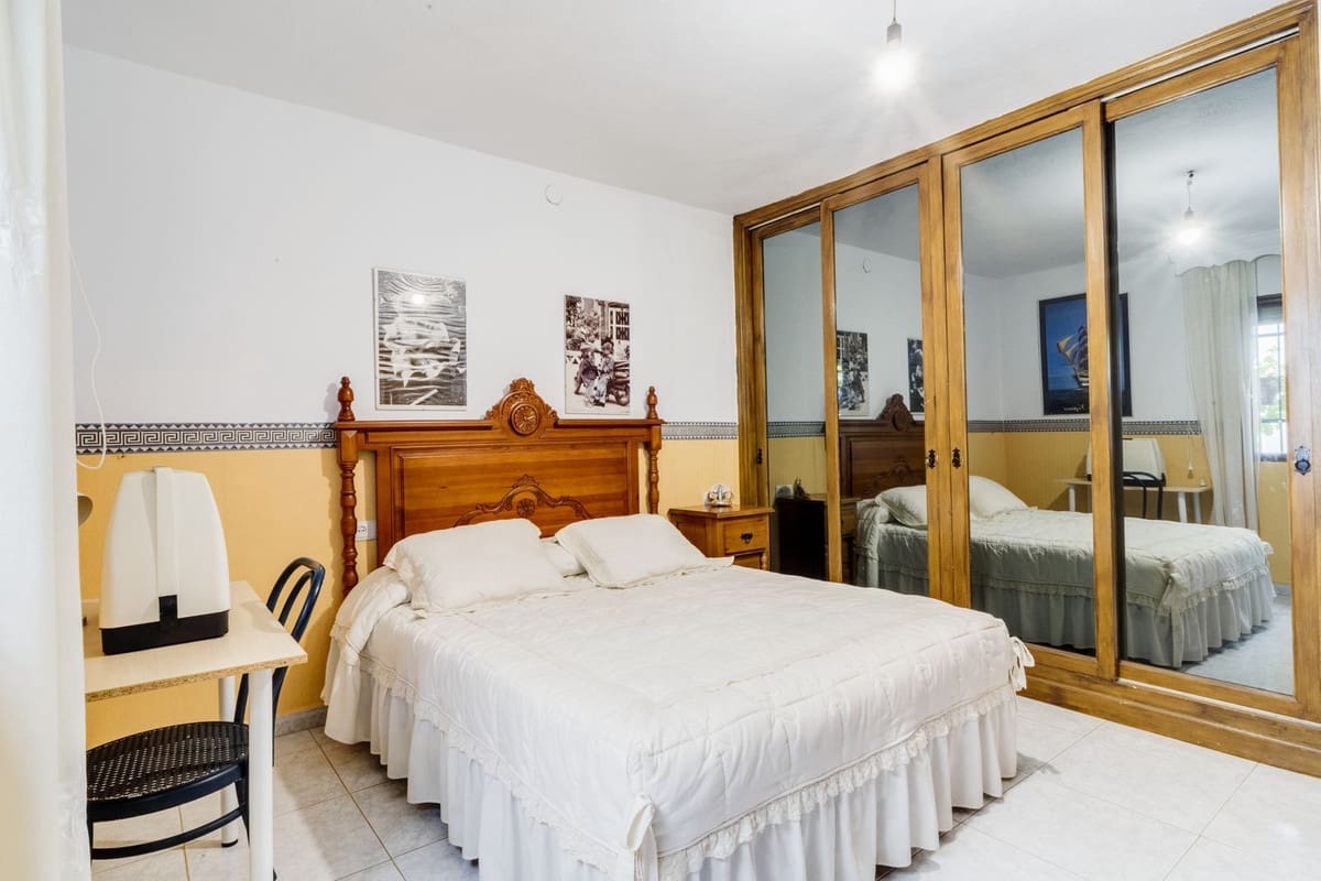 Chalet de 3 habitaciones en Las Chapas en venta con piscina - 970.000 € (Ref: 9541775)