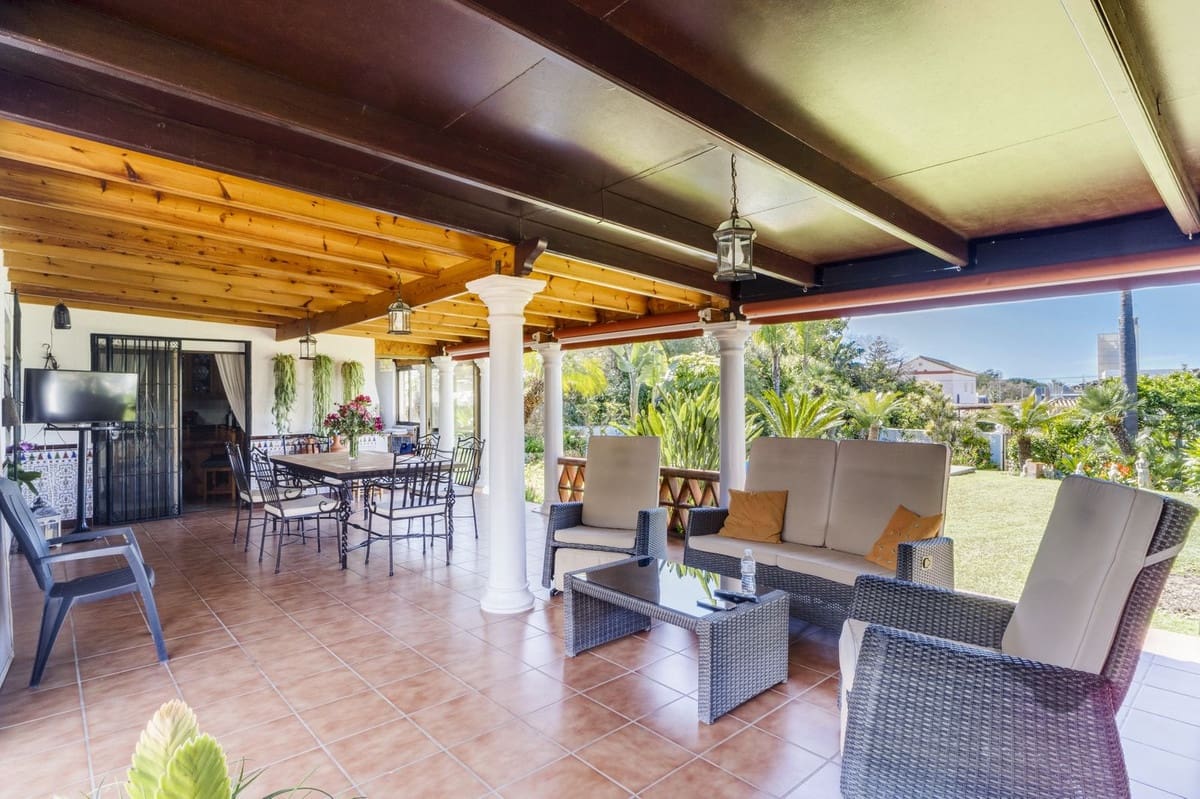 Chalet de 3 habitaciones en Las Chapas en venta con piscina - 970.000 € (Ref: 9541775)