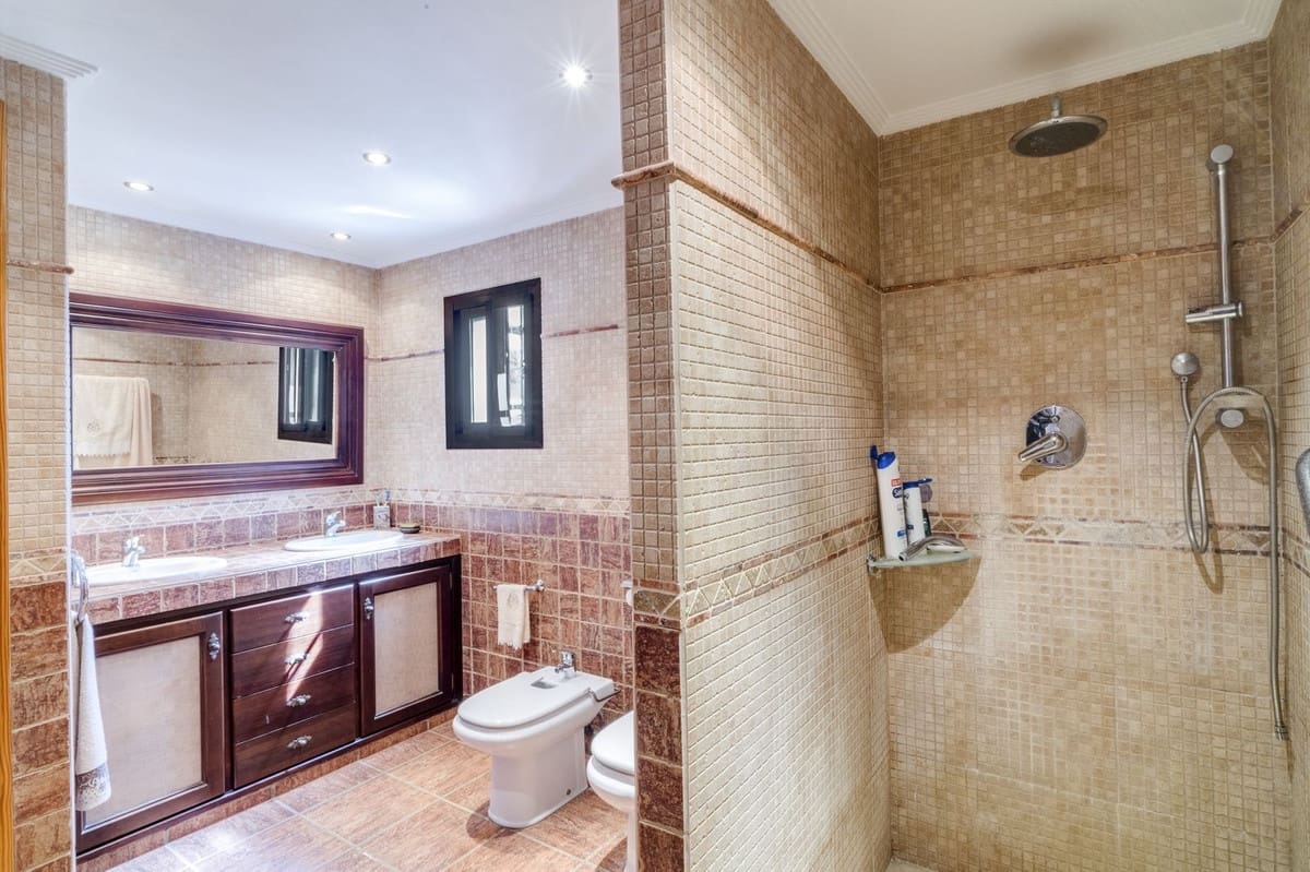 Chalet de 3 habitaciones en Las Chapas en venta con piscina - 970.000 € (Ref: 9541775)