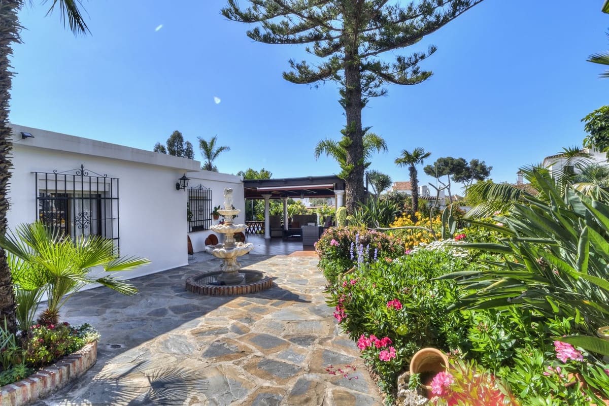 Chalet de 3 habitaciones en Las Chapas en venta con piscina - 970.000 € (Ref: 9541775)