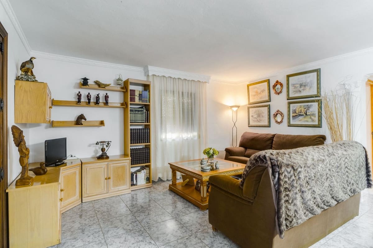 Chalet de 3 habitaciones en Las Chapas en venta con piscina - 970.000 € (Ref: 9541775)