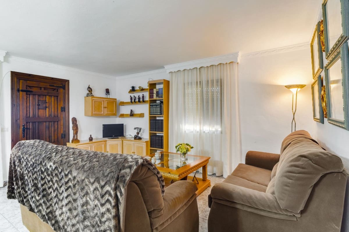 Chalet de 3 habitaciones en Las Chapas en venta con piscina - 970.000 € (Ref: 9541775)