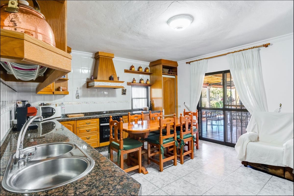 Chalet de 3 habitaciones en Las Chapas en venta con piscina - 970.000 € (Ref: 9541775)