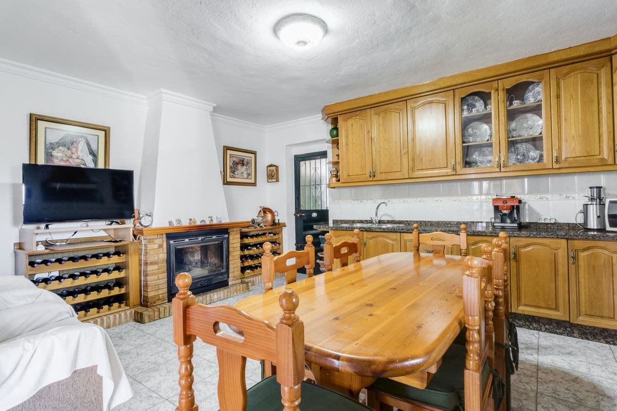 Chalet de 3 habitaciones en Las Chapas en venta con piscina - 970.000 € (Ref: 9541775)