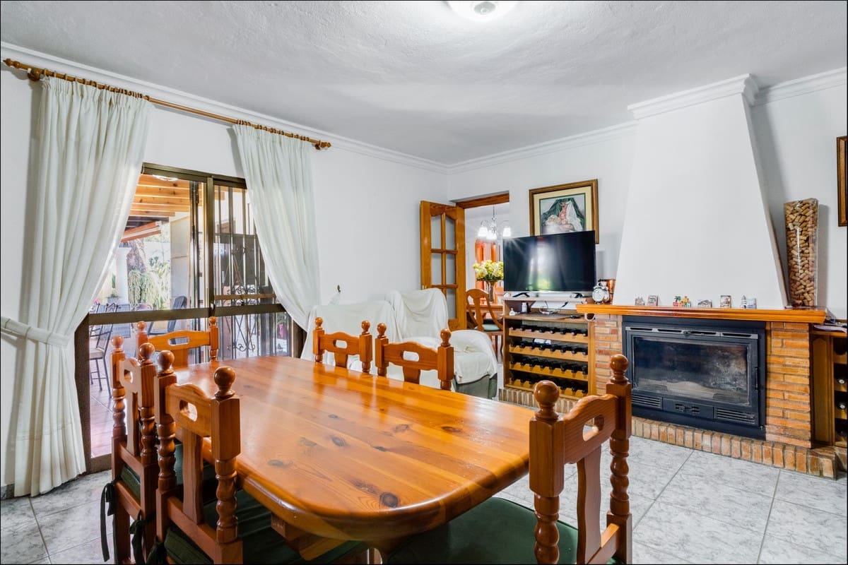 Chalet de 3 habitaciones en Las Chapas en venta con piscina - 970.000 € (Ref: 9541775)