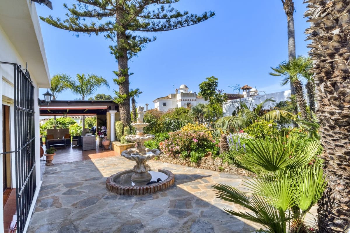 Chalet de 3 habitaciones en Las Chapas en venta con piscina - 970.000 € (Ref: 9541775)