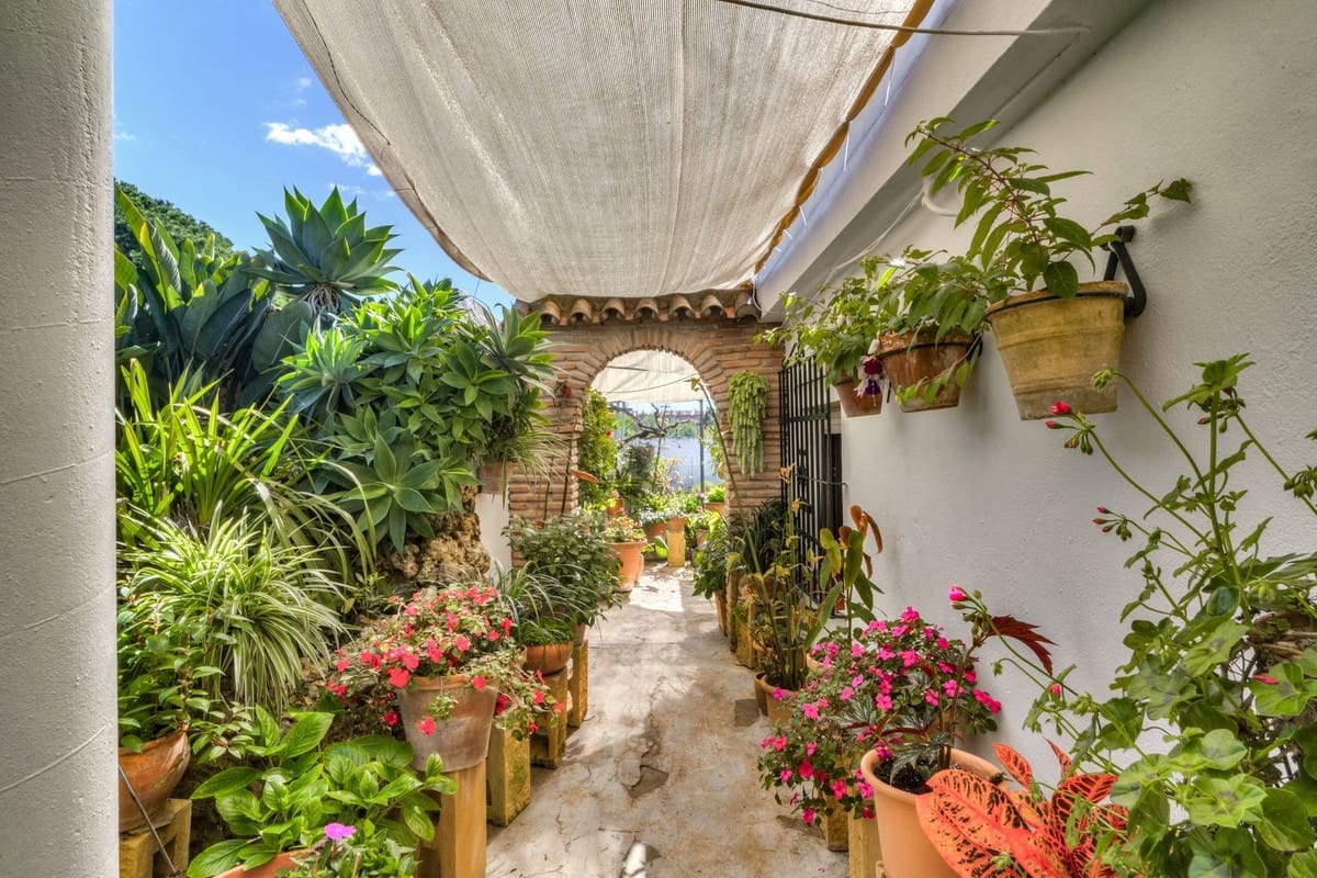 Chalet de 3 habitaciones en Las Chapas en venta con piscina - 970.000 € (Ref: 9541775)