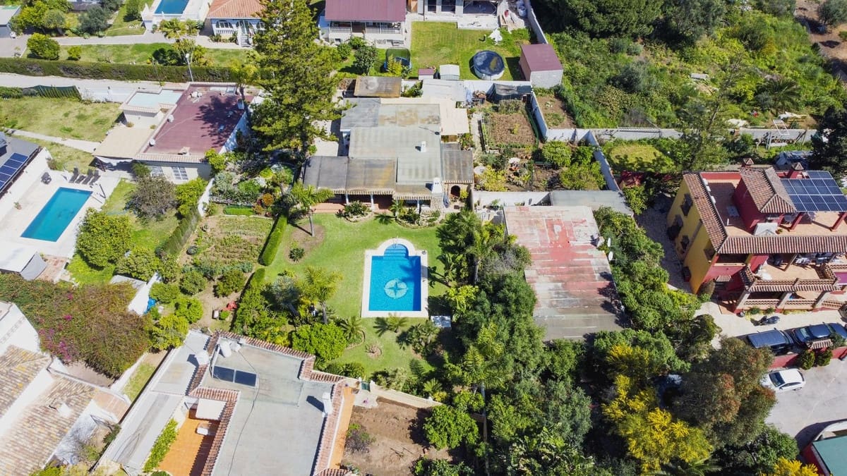 3 bedroom Villa for sale in Las Chapas with pool - € 970,000 (Ref: 9541775)