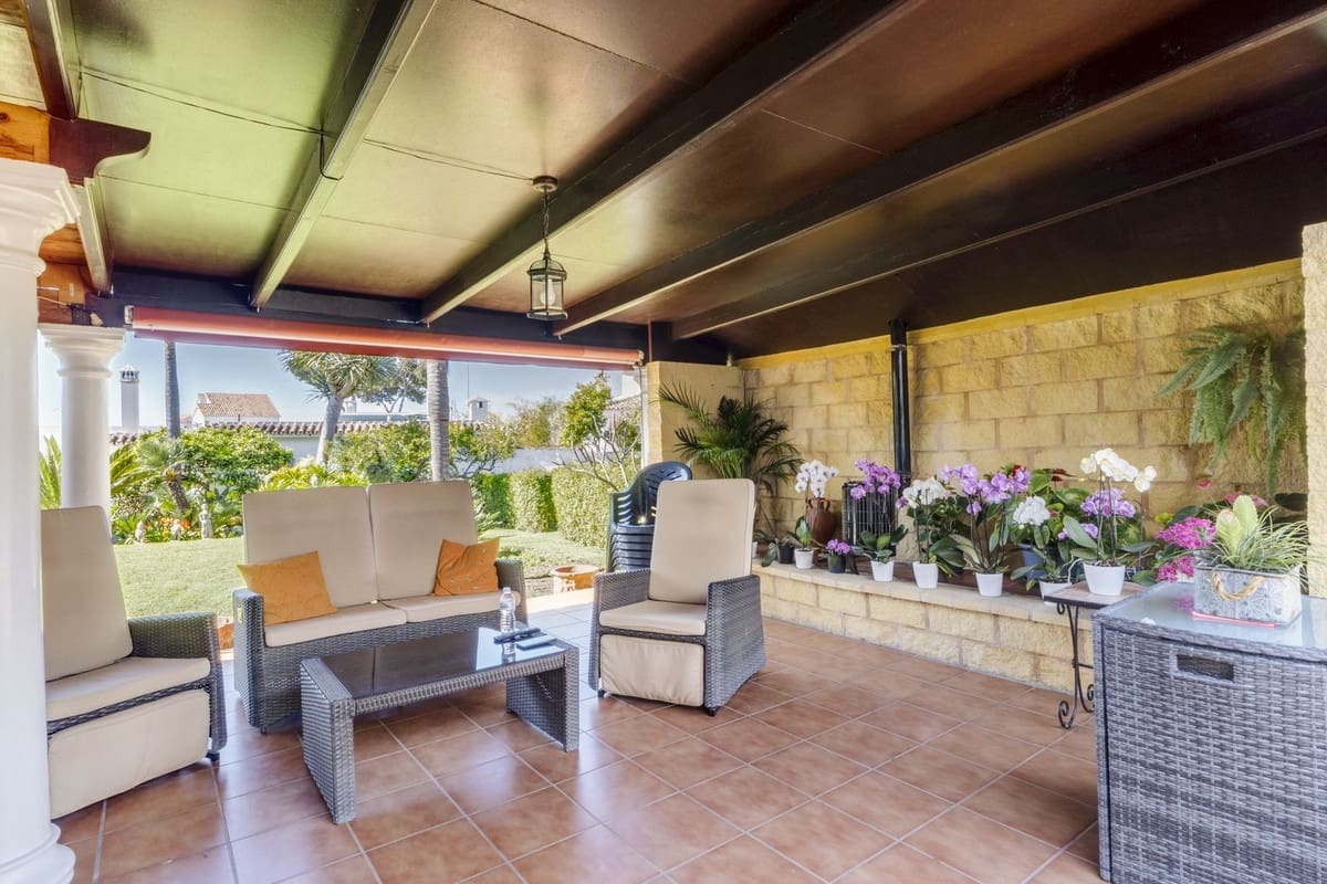 3 bedroom Villa for sale in Las Chapas with pool - € 970,000 (Ref: 9541775)