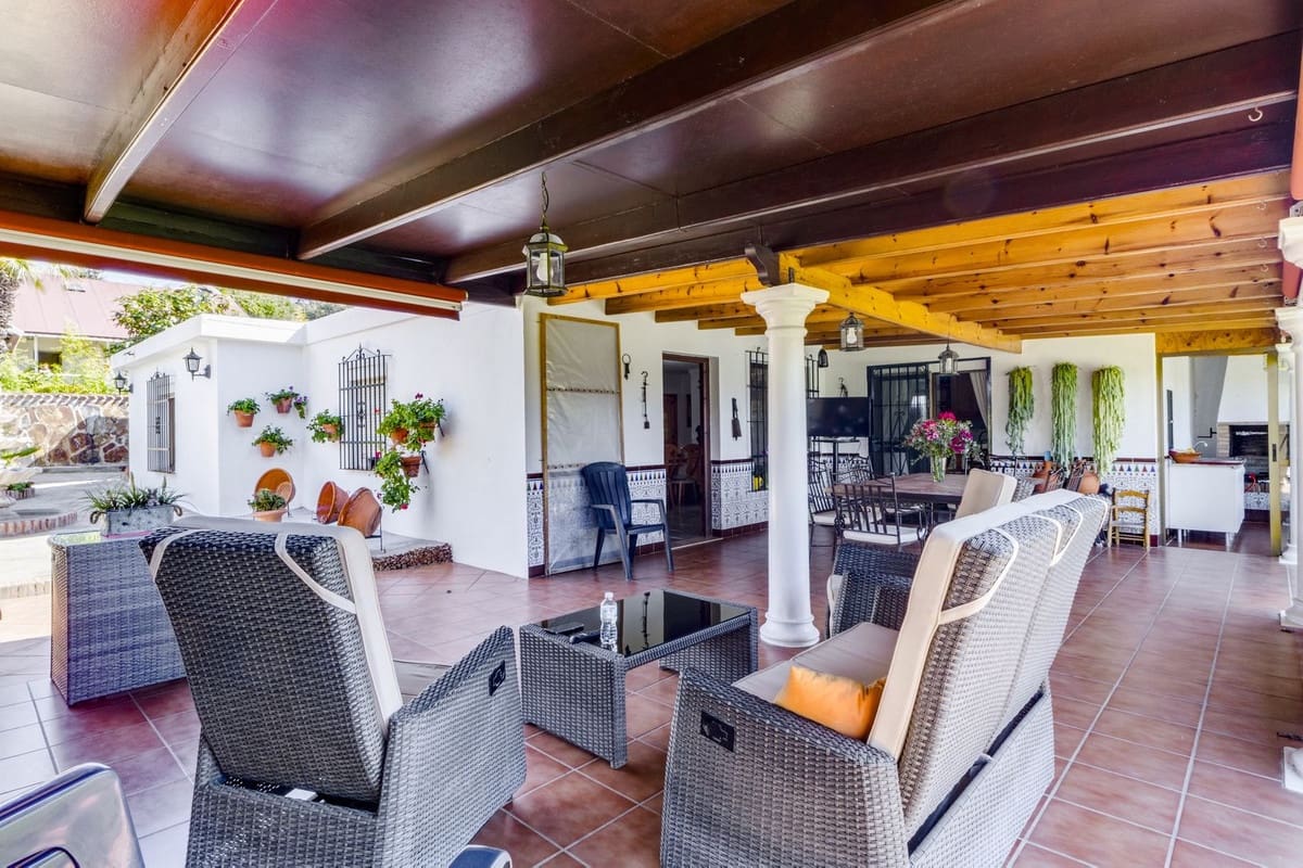 3 bedroom Villa for sale in Las Chapas with pool - € 970,000 (Ref: 9541775)